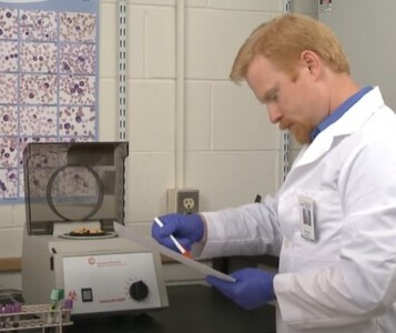 Клиника лечения наркозависимости в Черкесске Врач в кабинете клиники